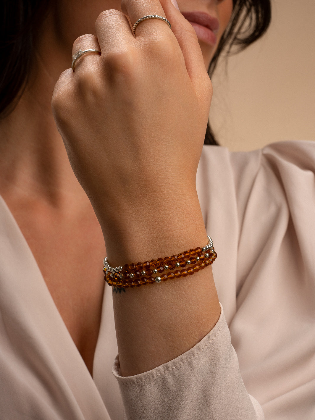 Model met om de pols 3 armbanden van Sparkling Jewels in Citrine Quartz met zilver. Line, mix en 4mm. #kleur_zilver