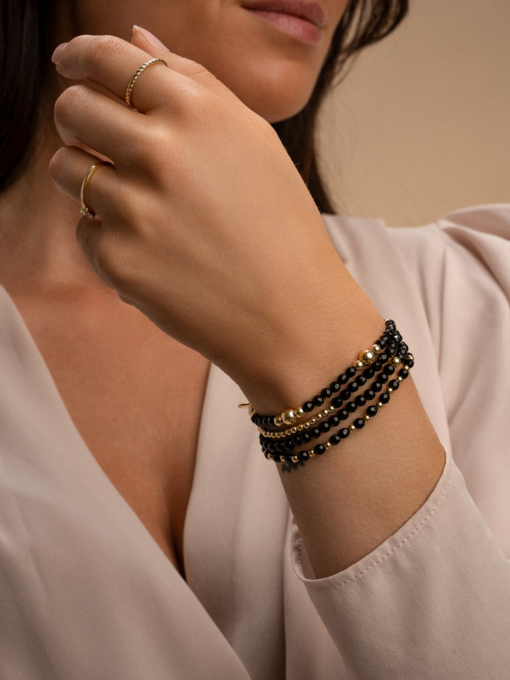 Sparkling armband met zwarte onyx edelstenen en goudkleurige kraal #kleur_goud