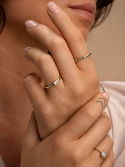 Handmodel met sparkling jewels sieraden zilveren ringen zirkonia en twist patroon
