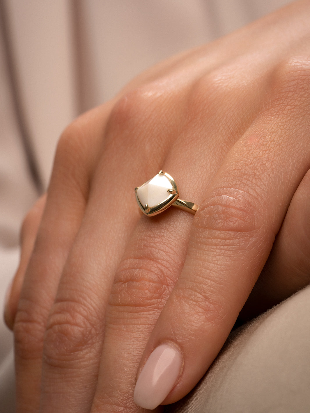 Edge Ring Mother of Pearl | 9 carat