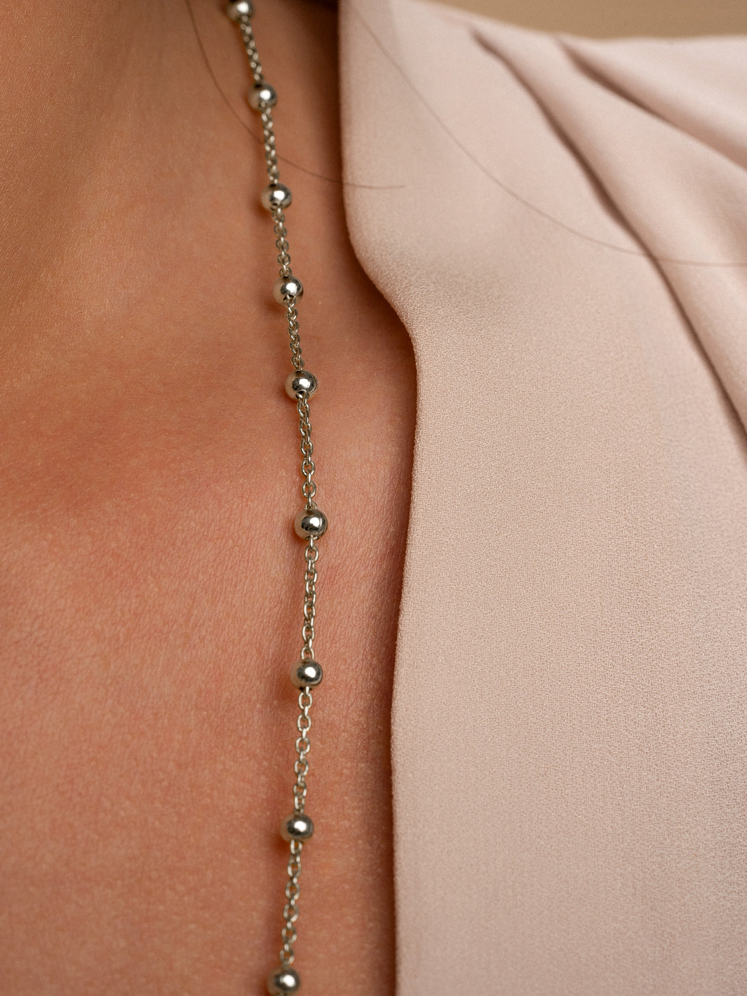 Close-up foto van model met sparkling jewels bolletjes ketting in het zilver