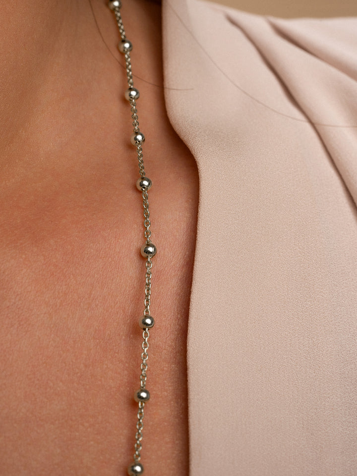 Close-up foto van model met sparkling jewels bolletjes ketting in het zilver